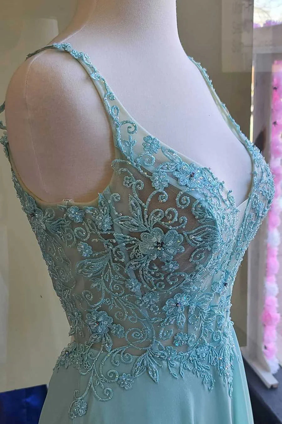 Vestido de fiesta largo de gasa bordada con cuello en V